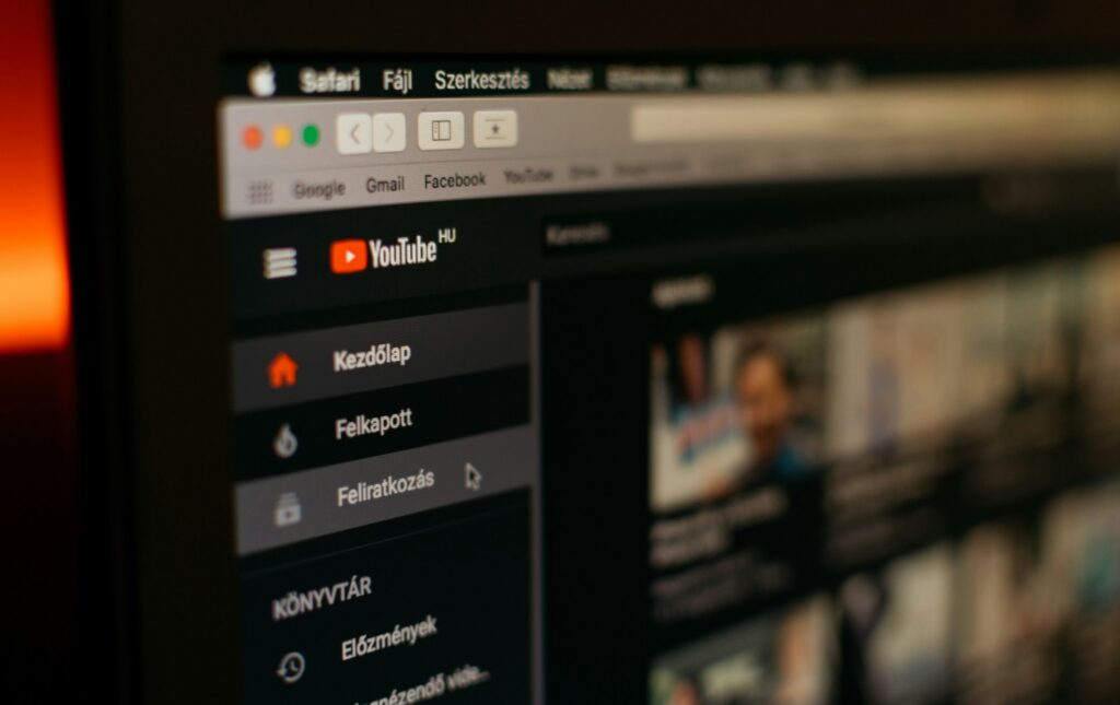 Equipe analisando dados financeiros para vida financeira